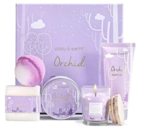 🟣 Caja regalo con set de baño con aroma a orquídea para mujer. Incluye vela perfumada, manteca corporal, crema de manos y sal de baño.