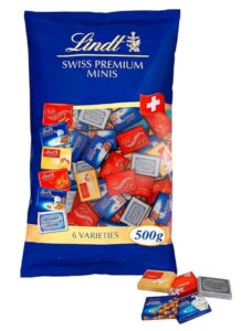 🤤 Lindt napolitanas suizas. Surtidos de mini tabletas de chocolate con leche, blanco, negro y con avellanas. 500gr con aproximadamente 76uds.