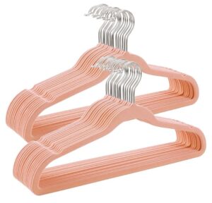 ✨ Juego de 30 perchas antideslizantes de terciopelo en color rosa.