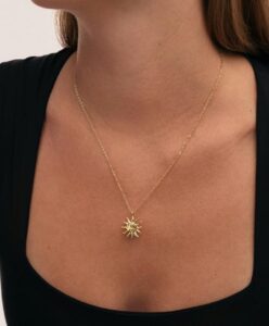 ✨ Singularu. Collar con colgante de acero con baño en oro de 18 kilates.